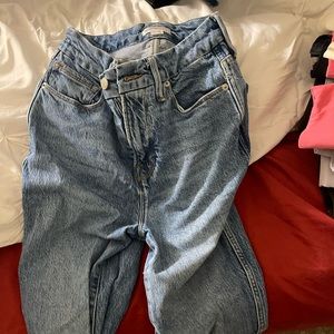 Good american size 0 can fit size 2 cute jeans v in back